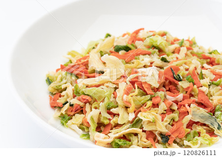 お皿に入ったトッピング用の乾燥野菜のミックス お皿に入ったトッピング用の乾燥野菜のミックス 120826111