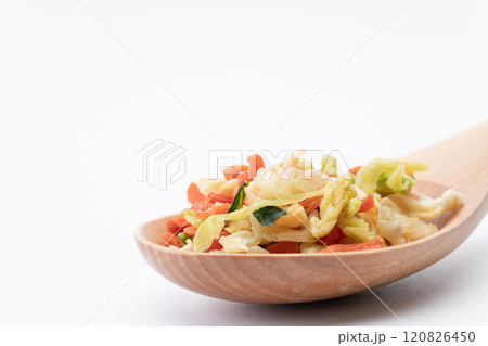 木のスプーンに載せたトッピング用の乾燥野菜のミックス 120826450