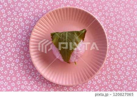 桜柄背景の関西風の桜餅 120827065
