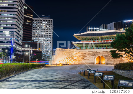 ソウル　南大門と世宗大路のオフィスビル　夜景 120827109