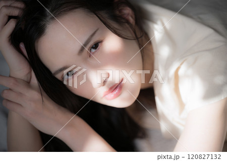 影が美しい日差しのなかでくつろぐ美しい女性の美容やビューティーのイメージ カメラ目線 影が美しい日差しのなかでくつろぐ美しい女性の美容やビューティーのイメージ カメラ目線 120827132