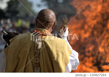 紫燈護摩　炎と修験者 120827264