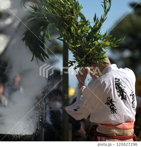湯加持の 儀式 大釜で沸騰したお湯をかけ身を清める 湯加持の 儀式 大釜で沸騰したお湯をかけ身を清める 120827296