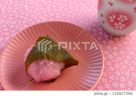 桜柄背景の関西風の桜餅 桜柄背景の関西風の桜餅 120827366