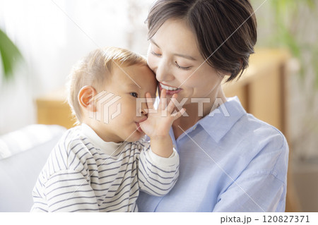 ソファーでくつろぐママと赤ちゃん 120827371