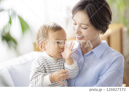 ソファーでくつろぐママと赤ちゃん ソファーでくつろぐママと赤ちゃん 120827372