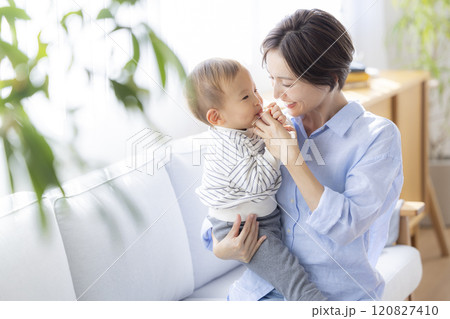 ソファーでくつろぐママと赤ちゃん 120827410
