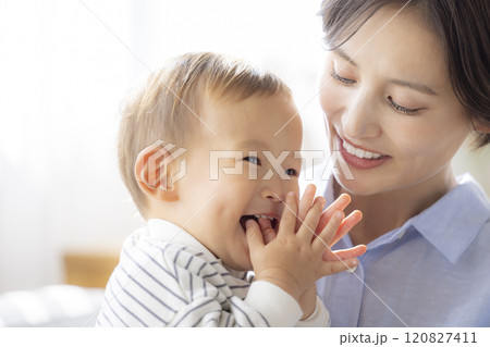 ソファーでくつろぐママと赤ちゃん 120827411