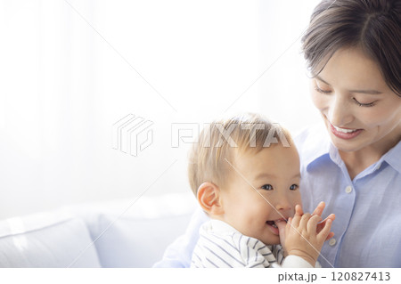 ソファーでくつろぐママと赤ちゃん 120827413