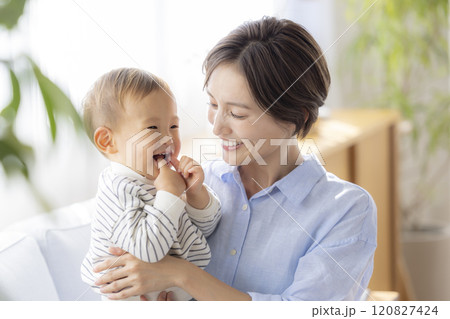 ソファーでくつろぐママと赤ちゃん ソファーでくつろぐママと赤ちゃん 120827424