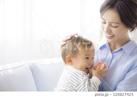 ソファーでくつろぐママと赤ちゃん 120827425