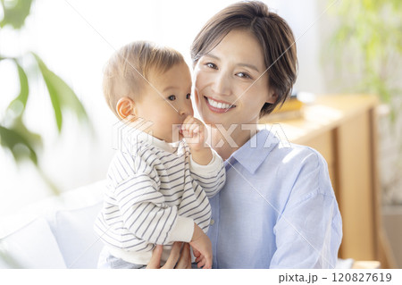 ソファーでくつろぐママと赤ちゃん 120827619