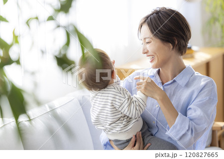 ソファーでくつろぐママと赤ちゃん ソファーでくつろぐママと赤ちゃん 120827665