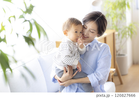 ソファーでくつろぐママと赤ちゃん ソファーでくつろぐママと赤ちゃん 120827666