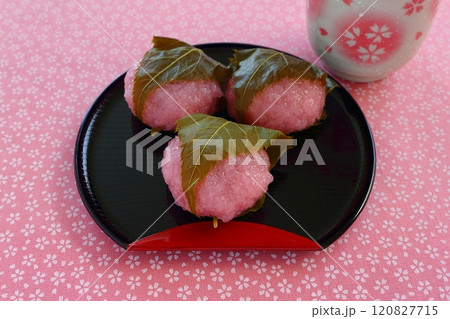 桜柄背景の関西風の桜餅 120827715