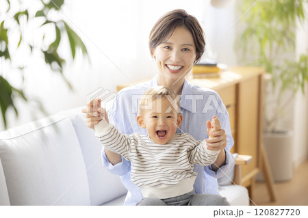 ソファーでくつろぐママと赤ちゃん 120827720