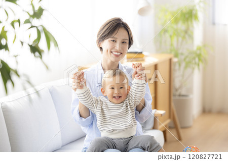 ソファーでくつろぐママと赤ちゃん 120827721