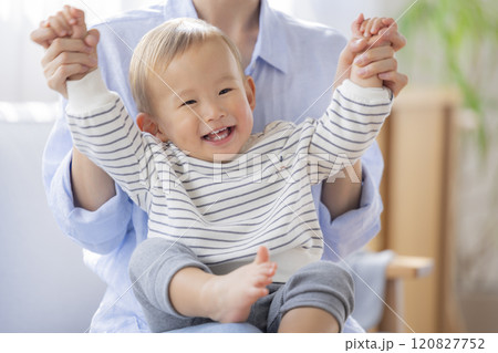 ソファーでくつろぐママと赤ちゃん 120827752
