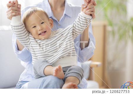 ソファーでくつろぐママと赤ちゃん 120827753