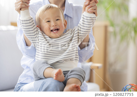 ソファーでくつろぐママと赤ちゃん 120827755