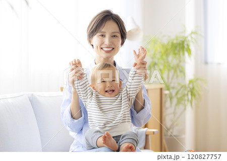 ソファーでくつろぐママと赤ちゃん 120827757