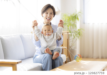 ソファーでくつろぐママと赤ちゃん 120827759