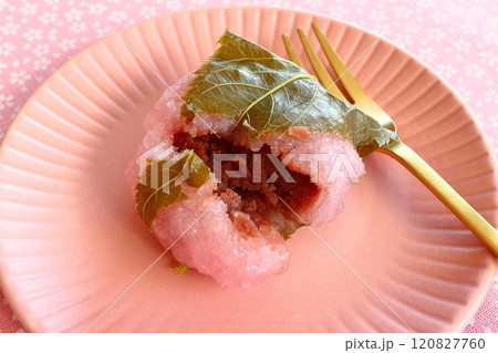 カットした関西風の桜餅 カットした関西風の桜餅 120827760