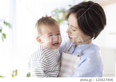 泣いている赤ちゃんをあやすママ 泣いている赤ちゃんをあやすママ 120827806