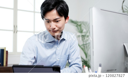 パソコン作業のトラブルで困るビジネスマン 120827827