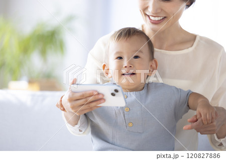 子供にスマートフォンで動画を見せるママ 子供にスマートフォンで動画を見せるママ 120827886
