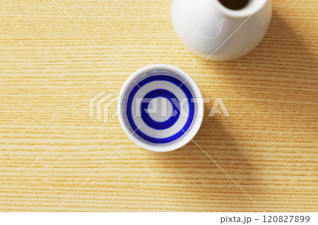 白いおちょこに注がれた日本酒 白いおちょこに注がれた日本酒 120827899