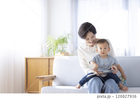 ソファーでくつろぐママと赤ちゃん ソファーでくつろぐママと赤ちゃん 120827916
