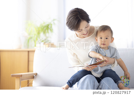 ソファーでくつろぐママと赤ちゃん 120827917