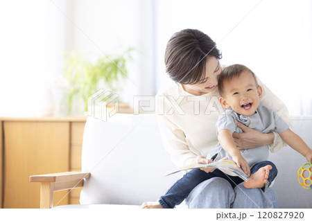 ソファーでくつろぐママと赤ちゃん 120827920