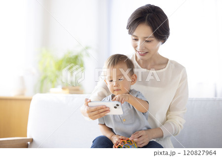 子供にスマートフォンで動画を見せるママ 子供にスマートフォンで動画を見せるママ 120827964