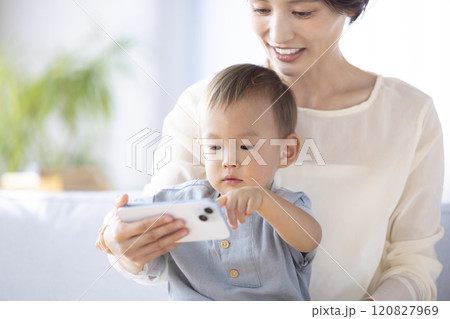 子供にスマートフォンで動画を見せるママ 120827969