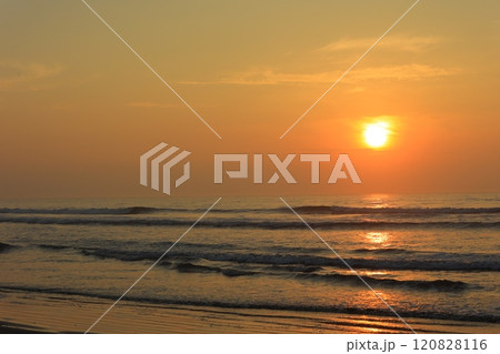 朝陽に照らされる海 120828116
