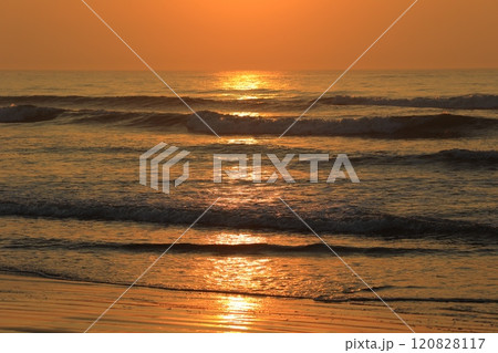 朝陽に照らされる海 120828117