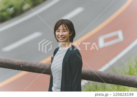 路面が赤い道路 路面が赤い道路 120828199