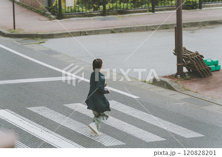 横断歩道を走って渡る女性 横断歩道を走って渡る女性 120828201