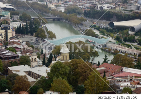 ジョージアトビリシ、平和橋付近の街並み街中 120828350
