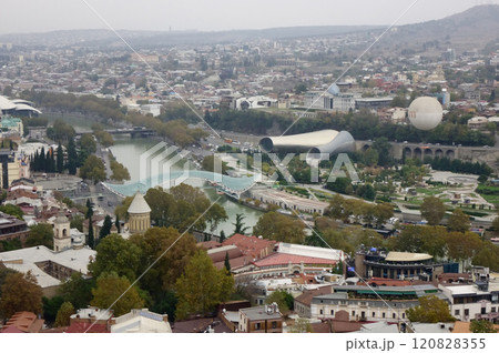 ジョージアトビリシ、平和橋付近の街並み街中 120828355