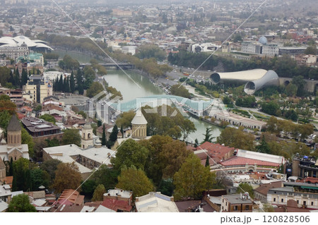 ジョージアトビリシ、平和橋近辺街並み街中 ジョージアトビリシ、平和橋近辺街並み街中 120828506