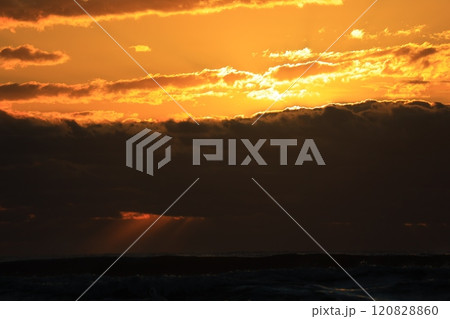 朝日に照らされる海 120828860