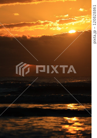 朝日に照らされる海 120828861