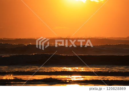 朝日に照らされる海 朝日に照らされる海 120828869