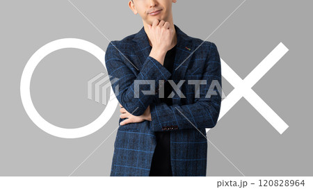 マルかバツか、どちらか考える男性 120828964