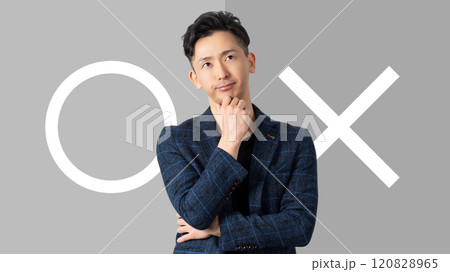 マルかバツか、どちらか考える男性 120828965