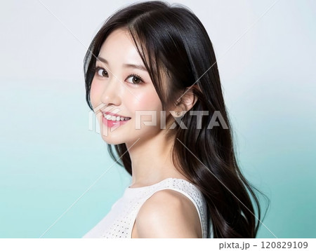 振り向く女性 120829109