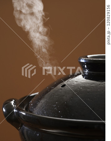 湯気が立ち上る土鍋 鍋料理イメージ 湯気が立ち上る土鍋 鍋料理イメージ 120829156